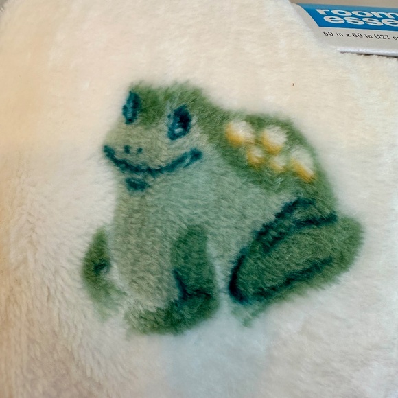 Frogs Printed Plush Throw Blanket - Room Essentials - Picture 7 of 10